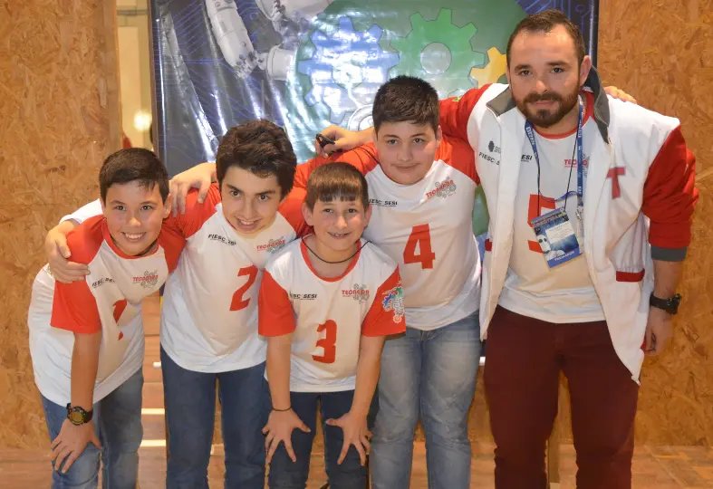 Alunos do SESI Brusque conquistam torneio estadual de robótica