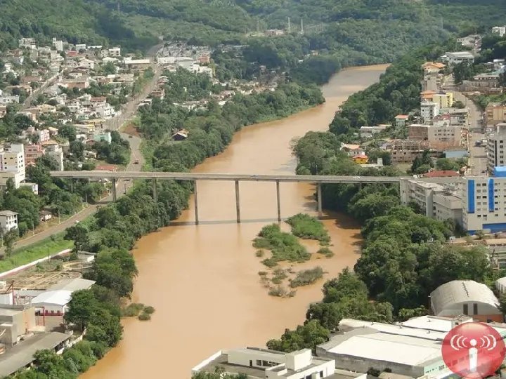 Oito municípios suspendem aulas