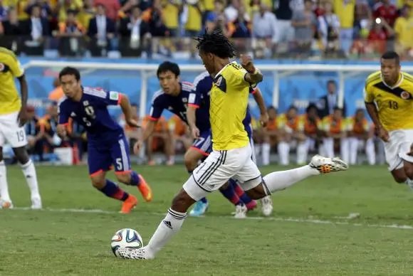 Colômbia goleia Japão e garante liderança