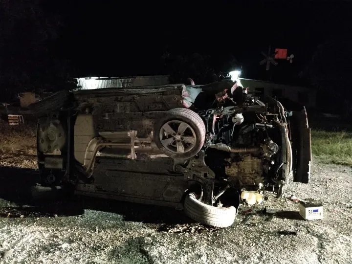Carro sai da pista e capota em rodovia de SC 