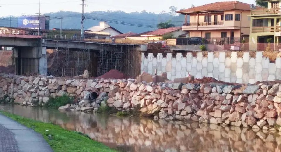 Aten&ccedil;&atilde;o: passagem de pedestres na ponte ser&aacute; retirada