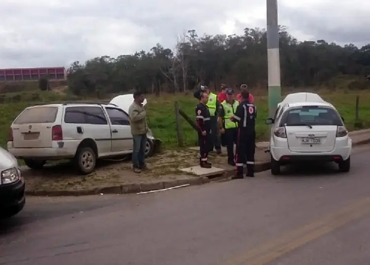 Acidente no Limoeiro envolveu dois veículos e teve vítimas leves