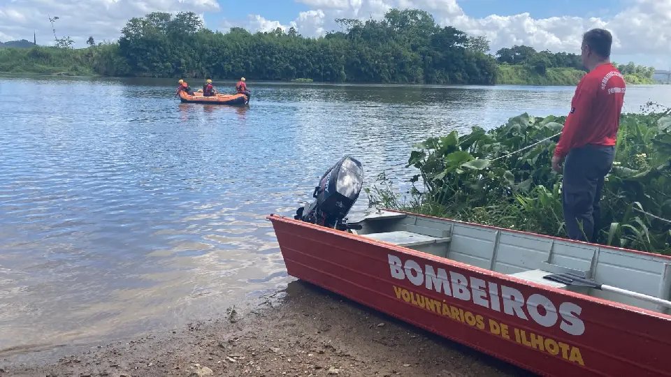 Bombeiros retomam buscas por adolescente no rio Itaja&iacute;-A&ccedil;u