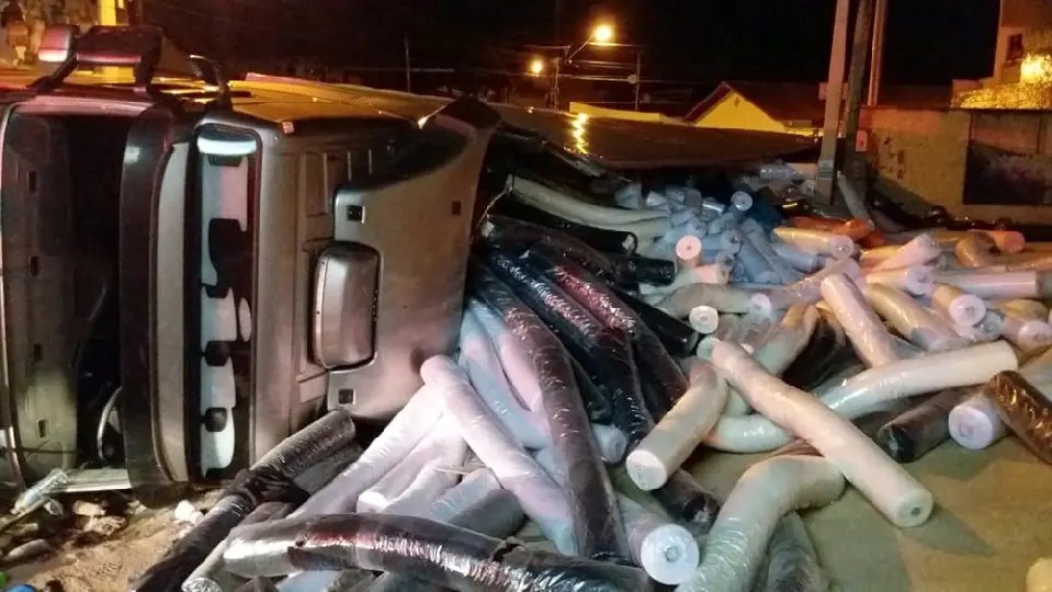 Tombamento de caminhão deixa lento trânsito na rua Florianópolis
