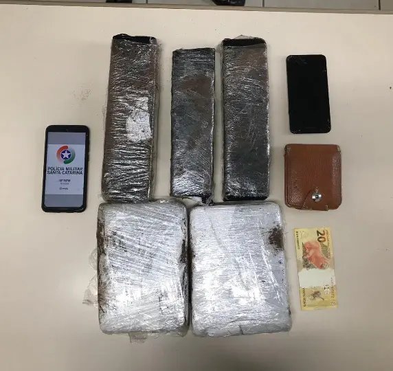 Homem &eacute; preso no bairro Limoeiro por tr&aacute;fico de drogas