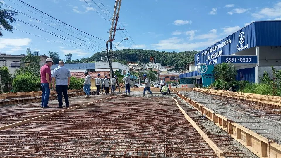 &Uacute;ltima etapa da nova ponte do bairro Guarani &eacute; finalizada hoje (22)