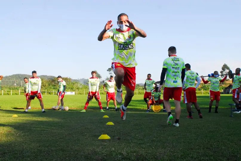 Treino com foco na velocidade e bola a&eacute;rea