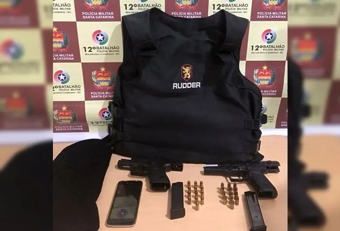 Criminosos furam barreira e jogam veículo contra policiais