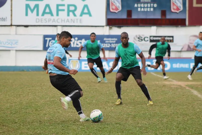 Brusque renova com mais seis jogadores para Catarinense