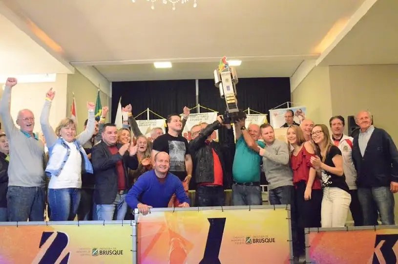 São Pedro recebe troféu de tricampeão dos Jogos Comunitários