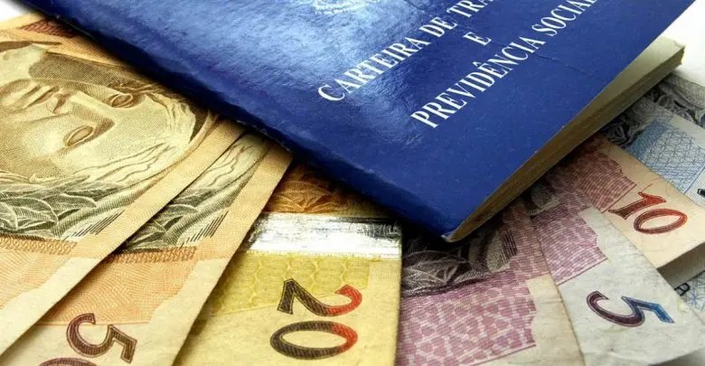 Governo come&ccedil;a a pagar abono salarial a nascidos em julho