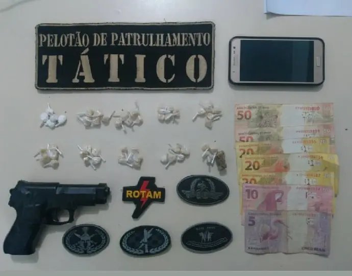 Pedras de crack estavam escondidas no sofá