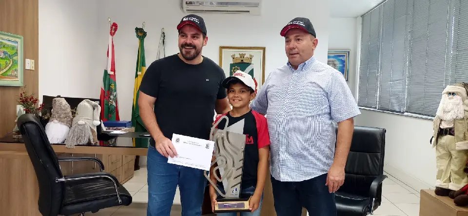 Prefeito Ari Vequi recebe campe&atilde;o brasileiro de Kart