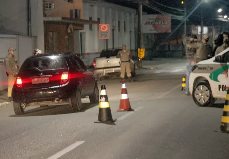 Motociclista é flagrado embriagado e na posse de cocaína em blitz