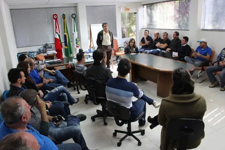 Diretor presidente do Samae Brusque realiza reunião excepcional com servidores