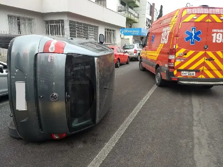 Mulher se fere após capotamento na rua do Centenário