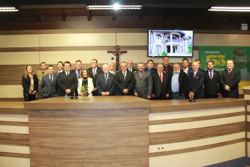 Sete pessoas receberam o titulo de cidadão honorário em sessão solene