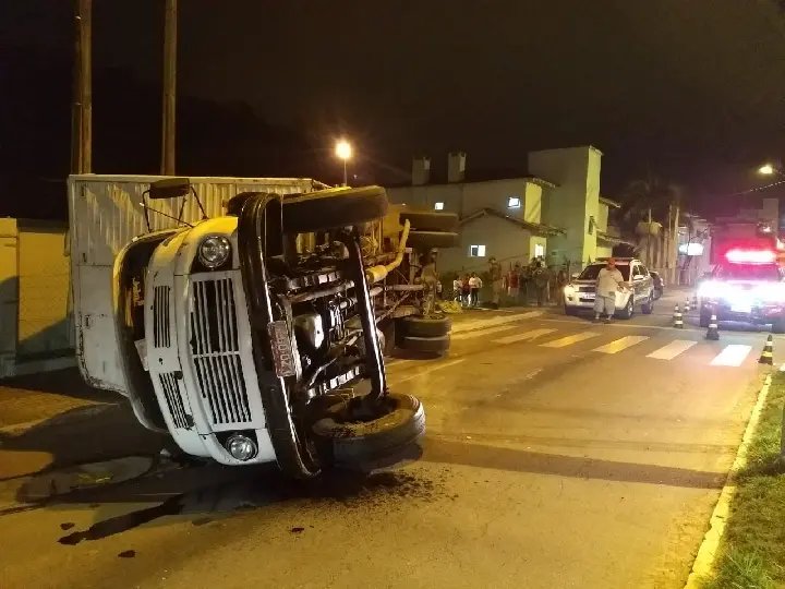 Caminhão tomba na pista na Guilherme Wegner