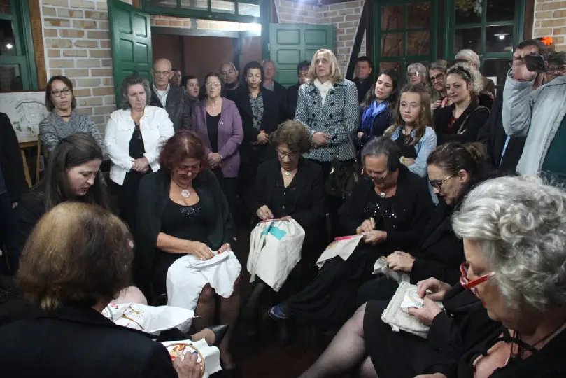 Confraria Bordadeira realiza abertura da Mostra Bordando Brusque Ontem e Hoje
