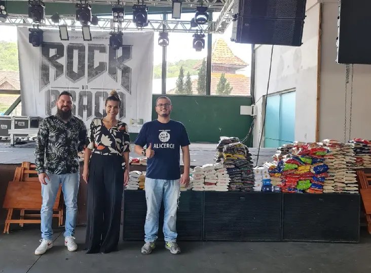 Rock na Pra&ccedil;a arrecada 500 quilos de alimentos n&atilde;o perec&iacute;veis