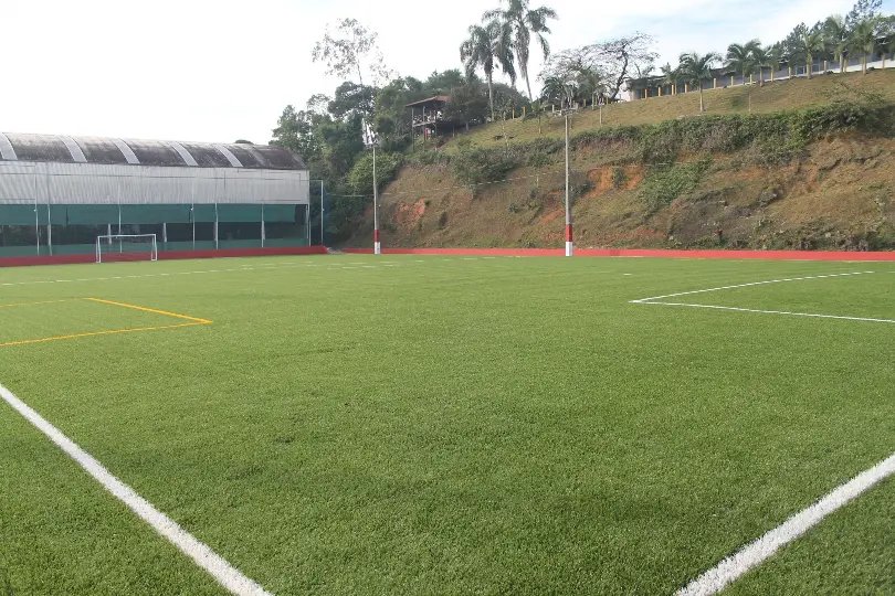 Bandeirante inaugura novo campo de futebol sintético