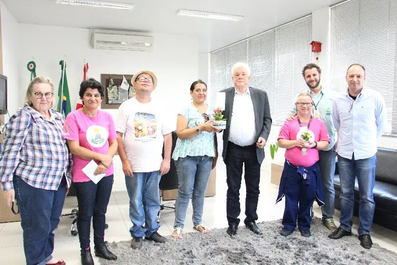 Autodefensores da Apae visitam a prefeitura de Brusque