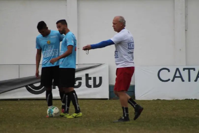 Treinador deve retornar time com três volantes