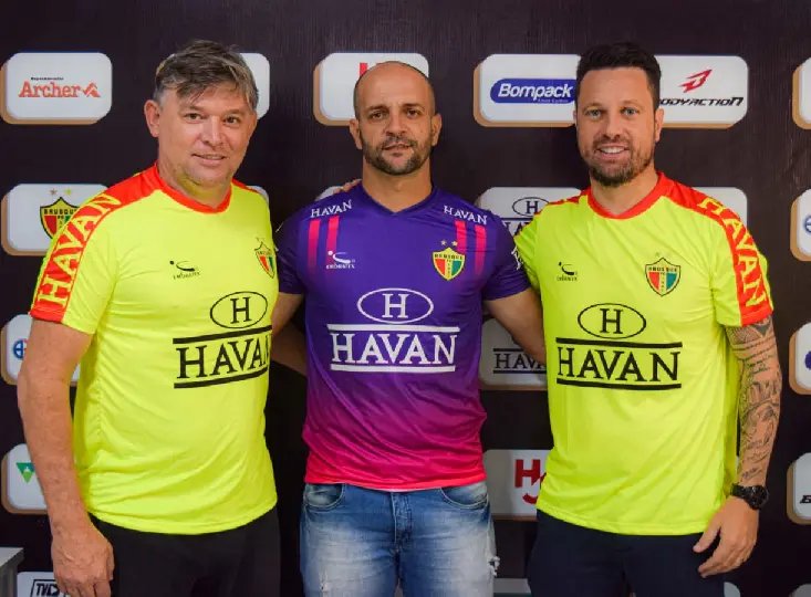 Brusc&atilde;o renova contrato com t&eacute;cnico Jersinho Testoni