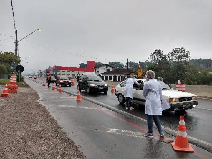 Barreira sanit&aacute;ria aborda mais de dez mil ve&iacute;culos