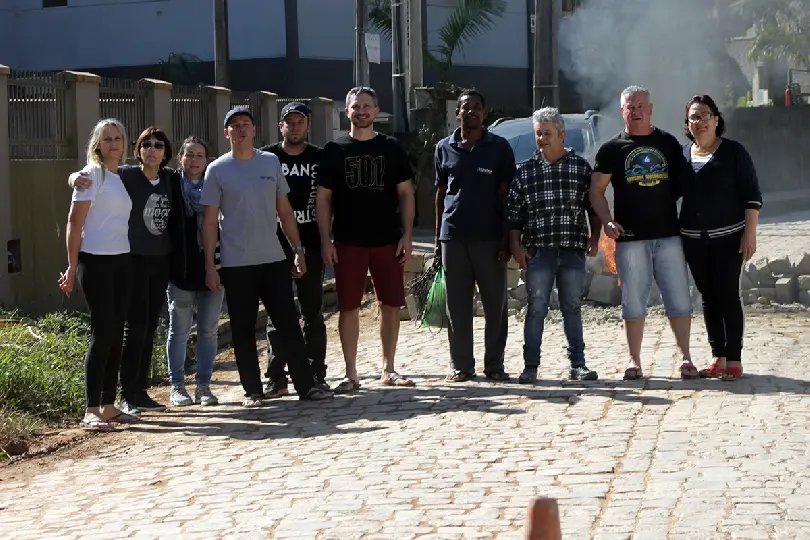 Moradores da rua Medeiros protestam contra tráfego pesado