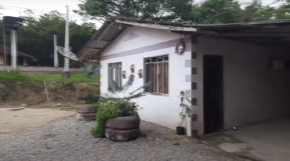 (V&iacute;deo) Sem &aacute;gua ou energia el&eacute;trica, brusquense disputa na Justi&ccedil;a para manter moradia 