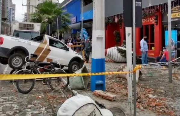 Carro quebra muro de conten&ccedil;&atilde;o e cai de 10 metros