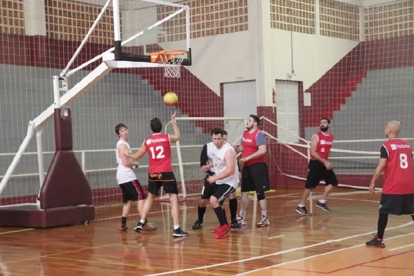 Basquete em quadra pelos Jacobs