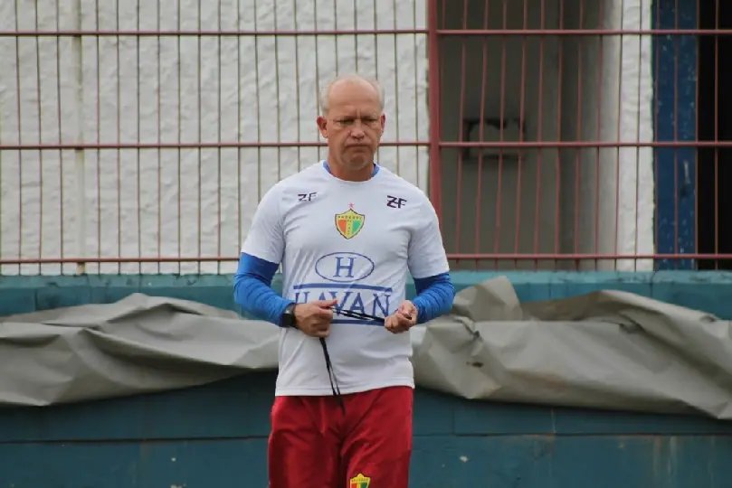 Técnico despista sobre escalação para domingo