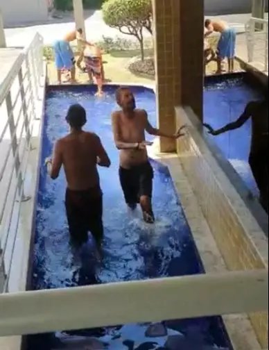 (V&iacute;deo) Homens em situa&ccedil;&atilde;o de rua usam espelho d'&aacute;gua do pr&eacute;dio do Centro Empresarial para tomar banho