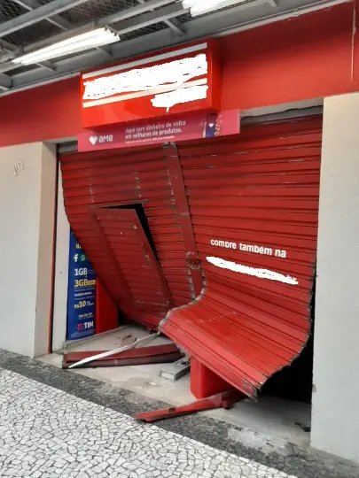 Criminoso usa carro para arrombar loja no Centro