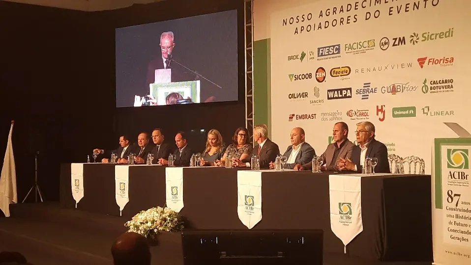 (V&iacute;deo) Em solenidade, ACIBr empossa diretoria para novo mandato