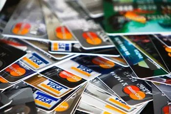 Cartão de crédito cobra 232% de juros ao ano