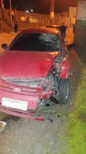 Colisão destruiu moto, frente do carro e mandou um para o hospital