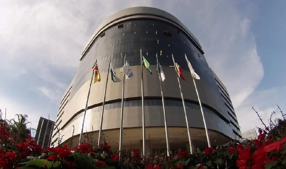 Relator da Lava Jato suspende decisão que concede liberdade a Lula