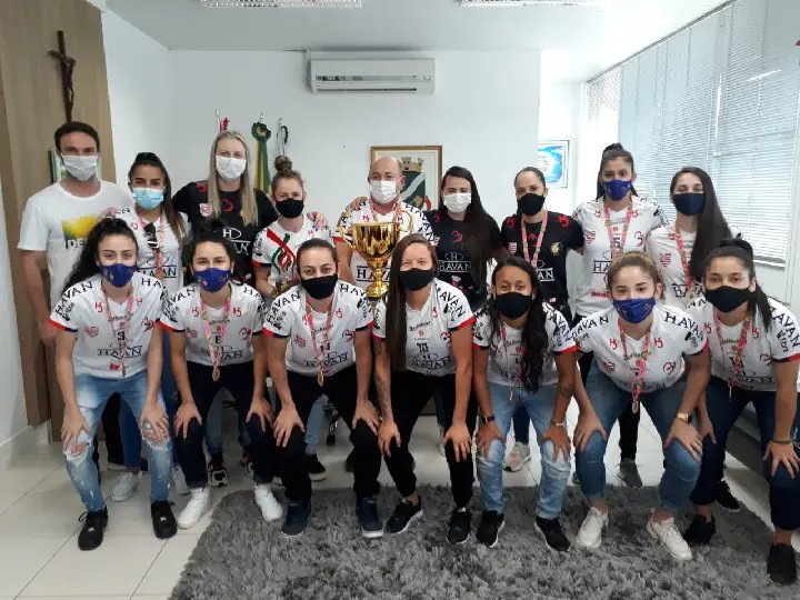 Equipe do Barateiro Futsal visita prefeitura de Brusque 