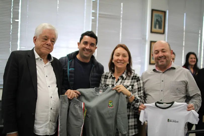 Cerca de 14 mil estudantes receberão uniformes de inverno