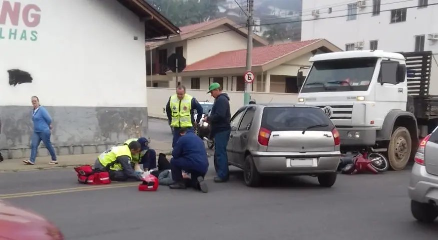 Motociclista fratura perna em colisão na rua Florianópolis