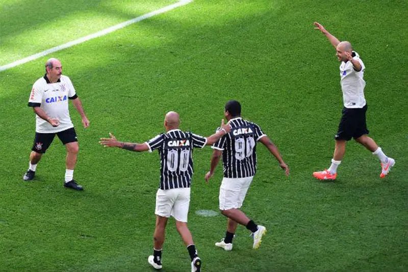  Ex-jogadores testam Itaquerão para a Copa