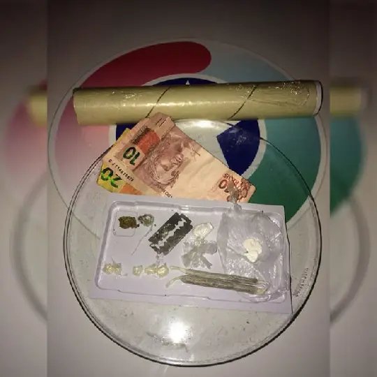 Policiais fecham ponto de venda de maconha, crack e cocaína