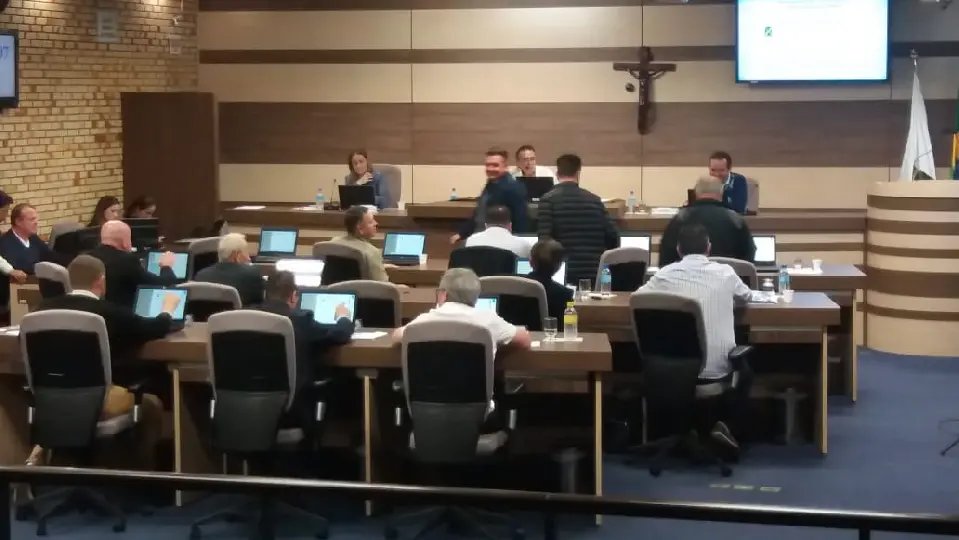 Vereadores adiam votação de projeto sobre parada de ônibus