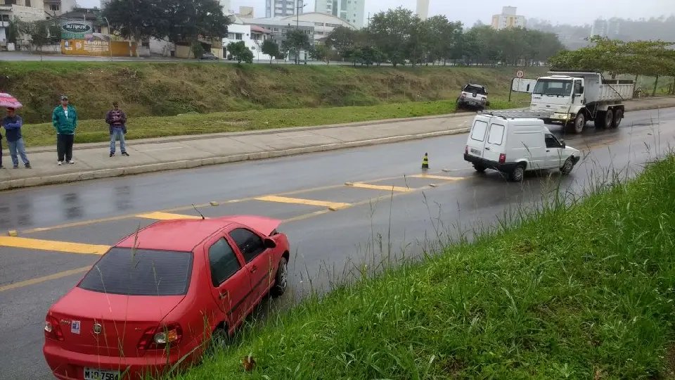 Carro quase para no rio após colisão na Bepe Roza