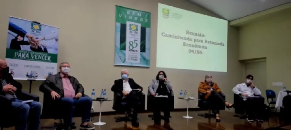 Reuni&atilde;o entre empres&aacute;rios e prefeitos debateu volta das atividades