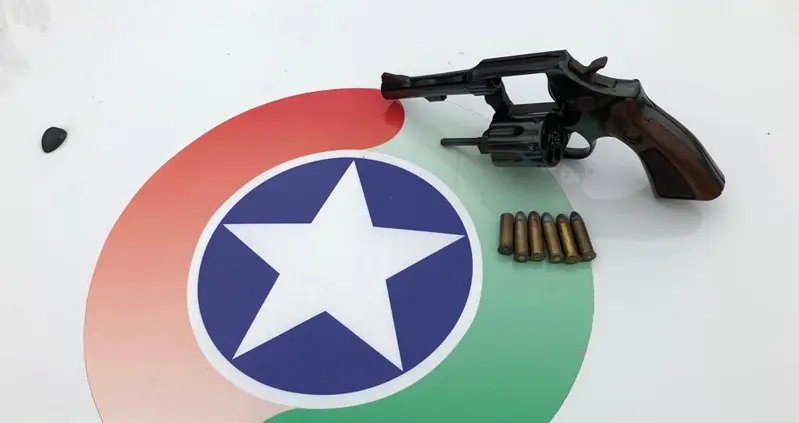 Policiais encontram arma com registro vencido em táxi