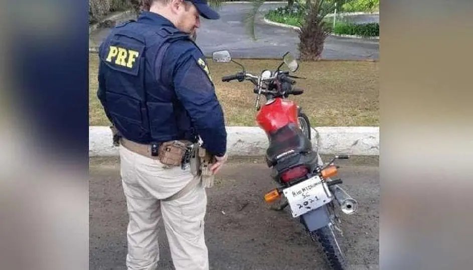 Moto com placa escrita &agrave; m&atilde;o &eacute; apreendida em rodovia 